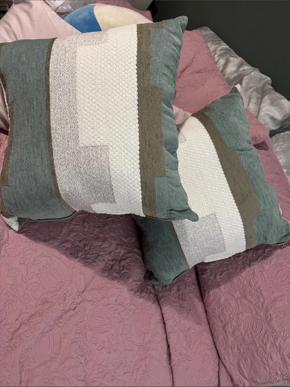 Decorative Geometric Accent Pillow Pair in Sage Green and Cream - Unbranded